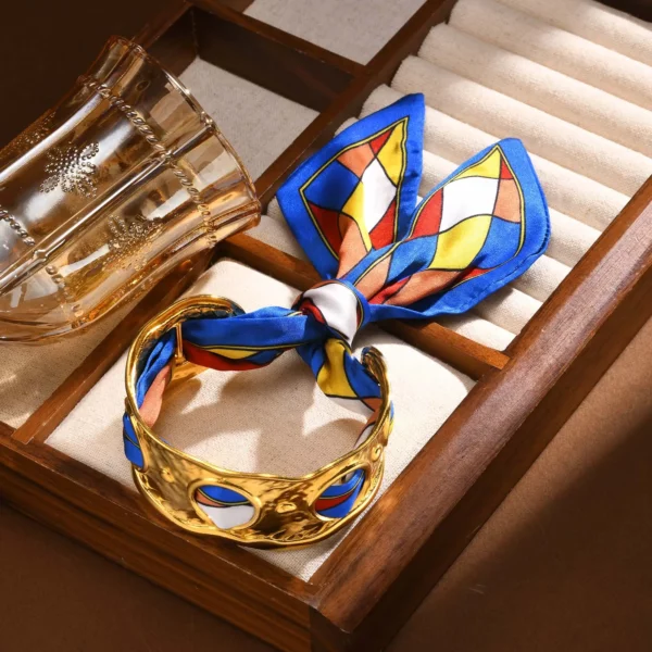 Retro luxe manchetarmband voor dames, roestvrij staal gesimuleerde zijde bedrukte zijden sjaal open armbanden, overdreven sieraden cadeau