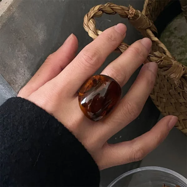 Nieuwe Vintage Ringen voor Vrouwen Grote Vinger Overdreven Amber Kleur Hars Temperament Geometrische Vinger Ring Punk Sieraden