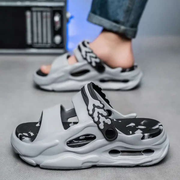 Sandalen Heren Zomer Antislip Stepping on Shit Feeling Dikke zolen Outdoor Rijden Dual-purpose Strandslippers Heren Herensandaal