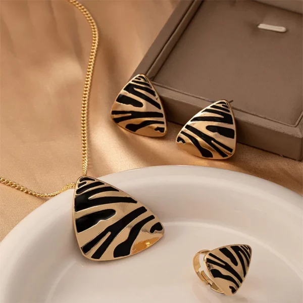 Nieuwe Trendy Twill Zebra Patroon Hanger Ketting Ring Sieraden Set Voor Vrouwen Huwelijksfeest 3 Stuks Bohemian Meisjes Driehoekige Oorbellen