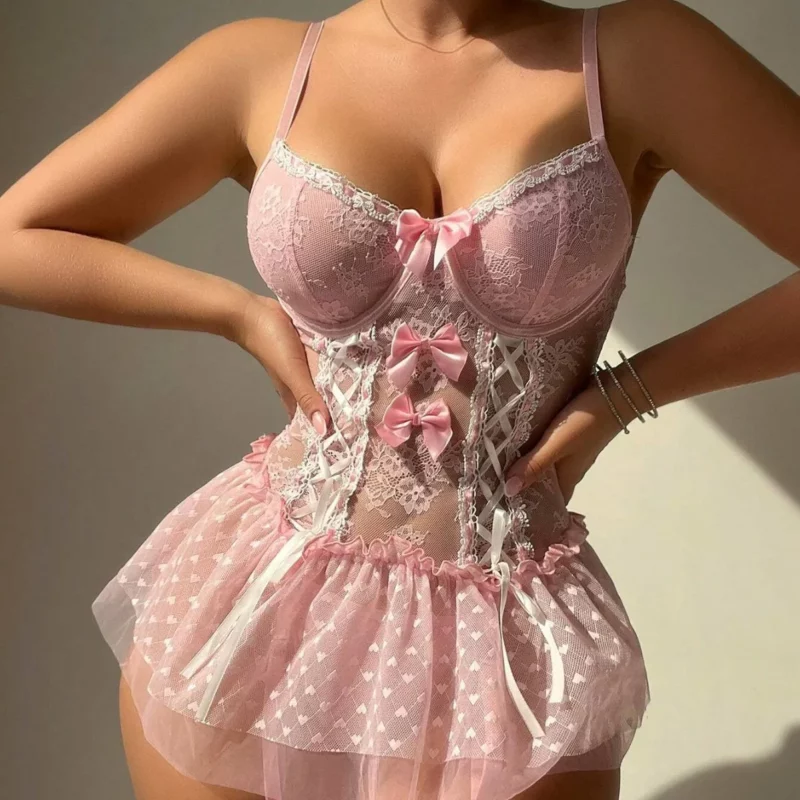 Dameslingerie-outfits Hartprint Doorzichtige kanten mini-cami-jurk + string + dijhoge sokken Babydoll-nachtkleding